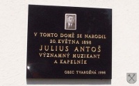 Pamětní deska na rodném domě Julia Antoše