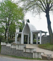 Vstupní brána na&nbsp;hřbitov