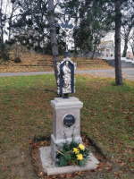 Kříž u&nbsp;kostela