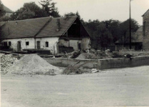 Výstavba samoobsluhy na&nbsp;návsi, r. 1974&nbsp;