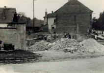 Výstavba samoobsluhy na&nbsp;návsi, r. 1974&nbsp;