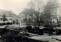 Výstavba samoobsluhy na&nbsp;návsi, r. 1974&nbsp;